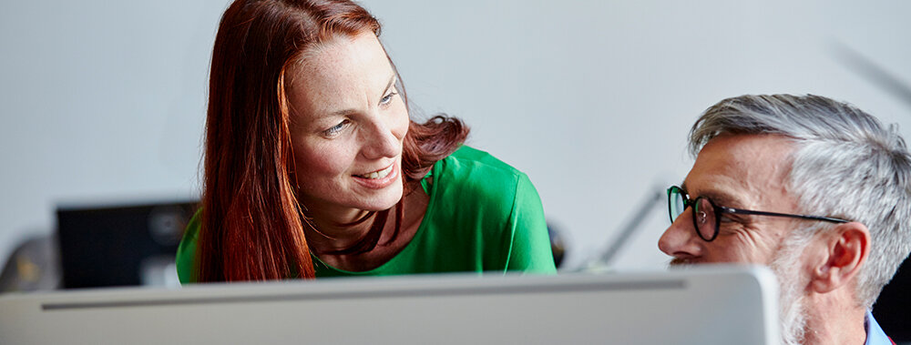 Frau und Mann beim Computer